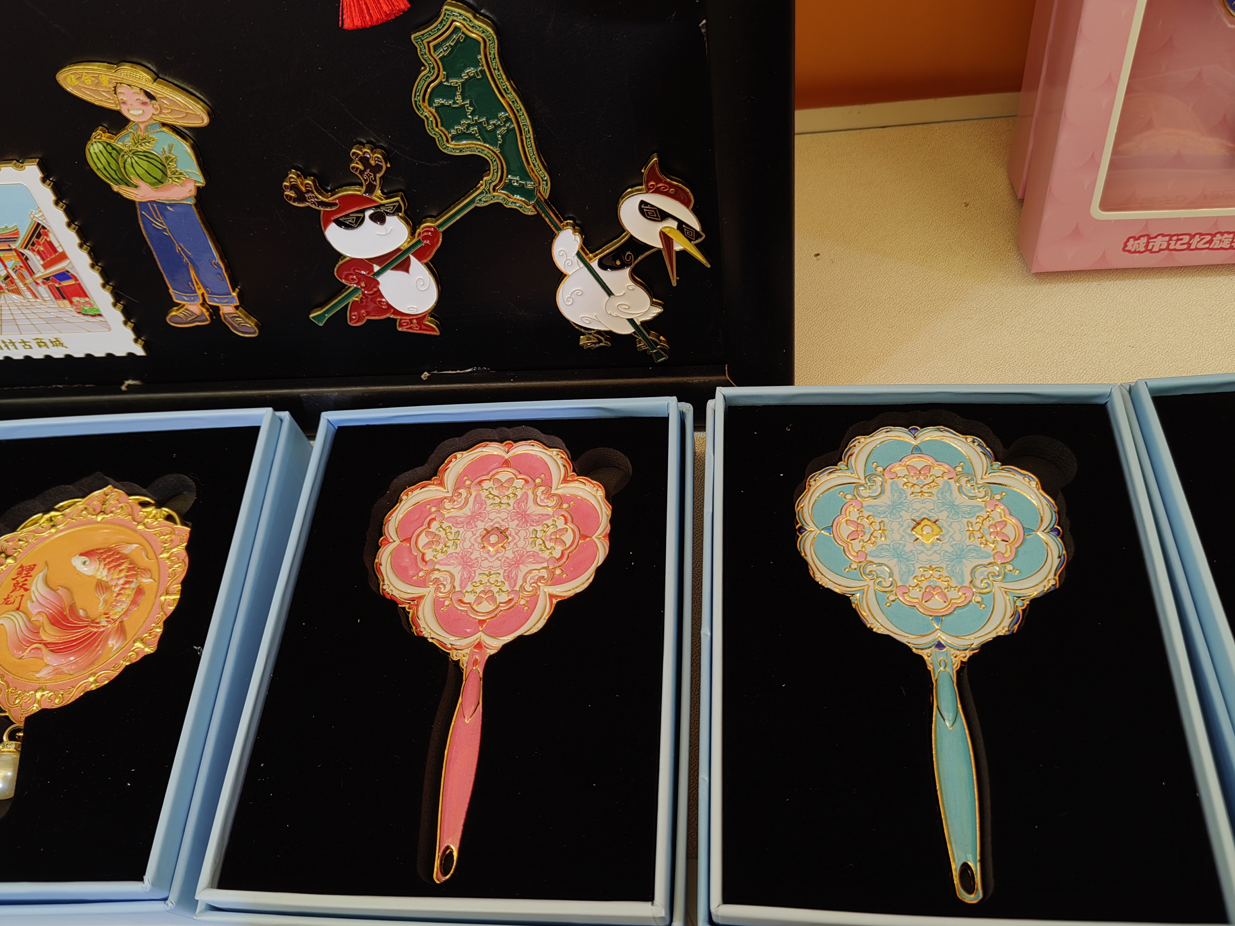 Bonnie Craft stellt verschiedene Kühlschrankmagnete im Shanghai New International Expo Center aus